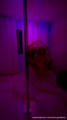 Melzinha dançando no motel 5 estrelas… vem ver de perto! Tem fotos e vídeos para serem postados…