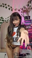 Ela carrega no corpo a calma das deusas, um brilho que não se aprende — nasce. Caminha como quem…