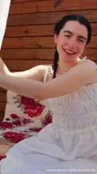 Hoje eu estava radiante… meu vestido branco brilhando sob o sol enquanto minha feminilidade…