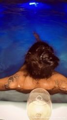 #safada Chegou a época de uma piscina e vinho branco😈😈😈😈