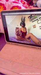 Seu domingo tá bom? 🖤🐰 Comigo ele melhora! Vem pra live da coelhaaaa! 🤍🐰