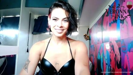 Veronna, dressed in vinyl, fingers her holes in an online chat (2 min) - full version on paid