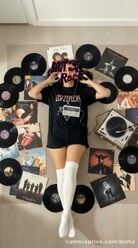 Entre um Led Zeppelin e um Pink Floyd… eu me encaixo como sua música favorita 🔥🎵 Play? #morena