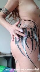 ela põe creminho na tatto dela