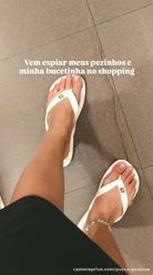 Exibindo meus pézinhos e minha bucetinha lisinha no shopping 🔥 #exibicao
