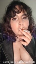 Quem gosta de uma #gostosa fumando?