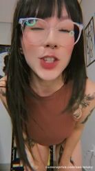 Vê se pode, vê se pode, ele goza me batendo com chicote 😈 #bunda