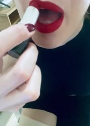 💄Do you like mi red lipstick? “…Meu coração não é à prova de batom vermelho De cintura…