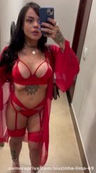 A lady in red 🤤❤️