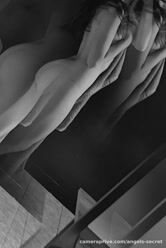 Quando a toalha cai, as curvas falam por mim… vem descobrir o resto 💋